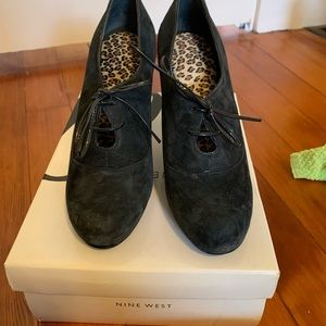 Nine West “Naso” bootie in gray suede, 8.5